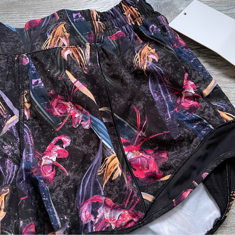 Lululemon Black Watercolor Hotty Hot Lululemon Shorts size 8 Women New with Tags - Picture 9 of 15